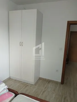 Manja spavaća soba sa bijelim garderoberom i krevetom. - image 7