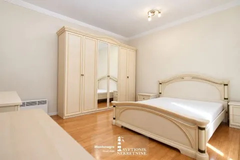 Namještena spavaća soba sa bračnim krevetom i velikim ormarom. - image 7