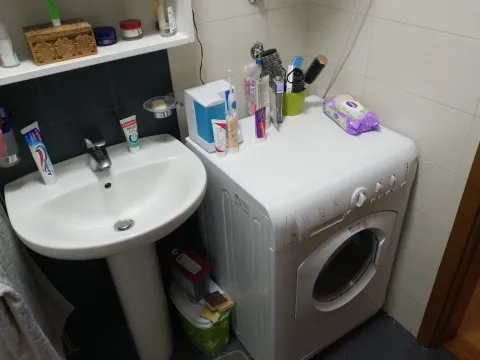 Kupatilo sa umivaonikom i veš mašinom. - image 12