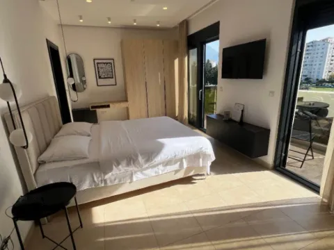 Izdavanje, garsonjera, 36m², Soho City, Bar - image 4