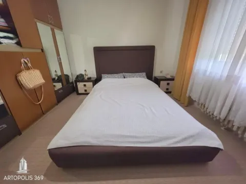 Nameštena spavaća soba sa bračnim krevetom, plakarom i noćnim stočićima. - image 8