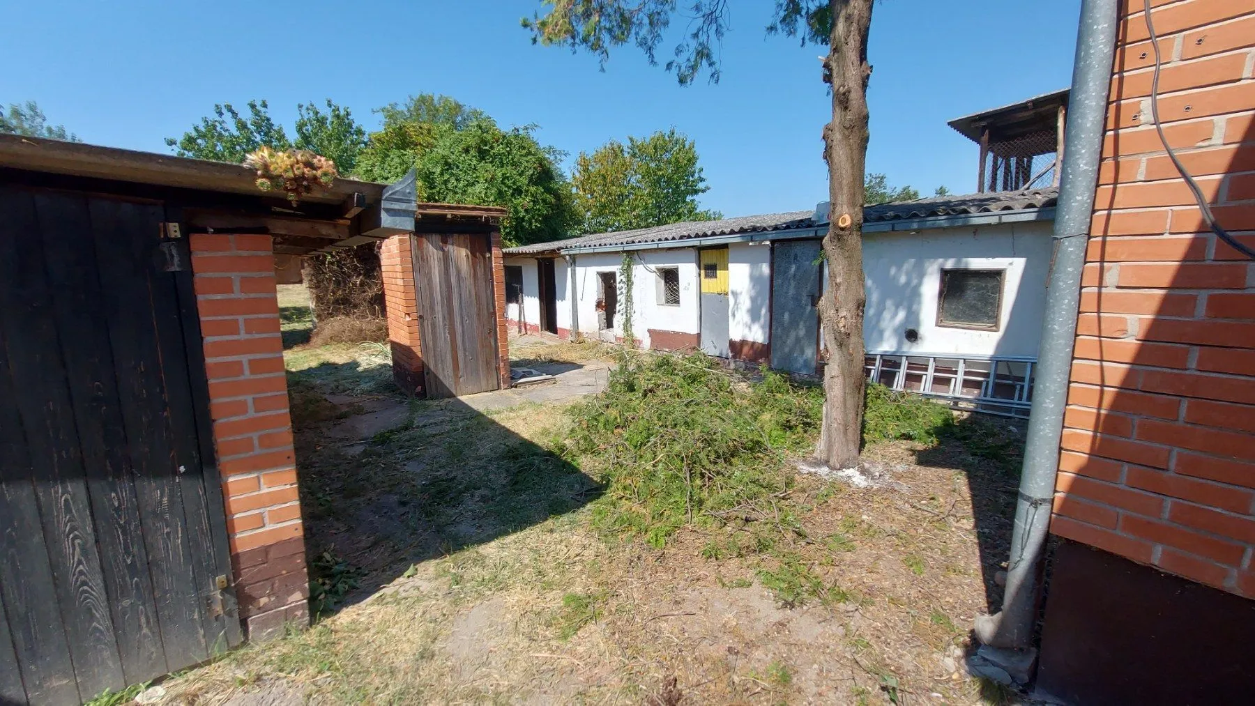 Pogled na dvorište i pomoćne objekte imanja.