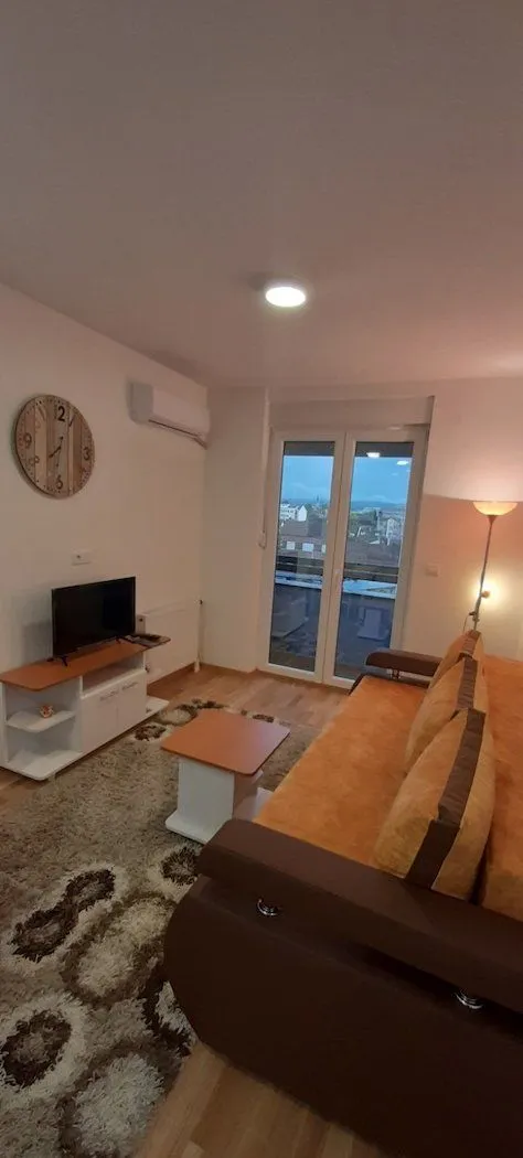 Izdavanje, jednosoban stan, 35m², Salajka, Novi Sad Sve Podlokacije