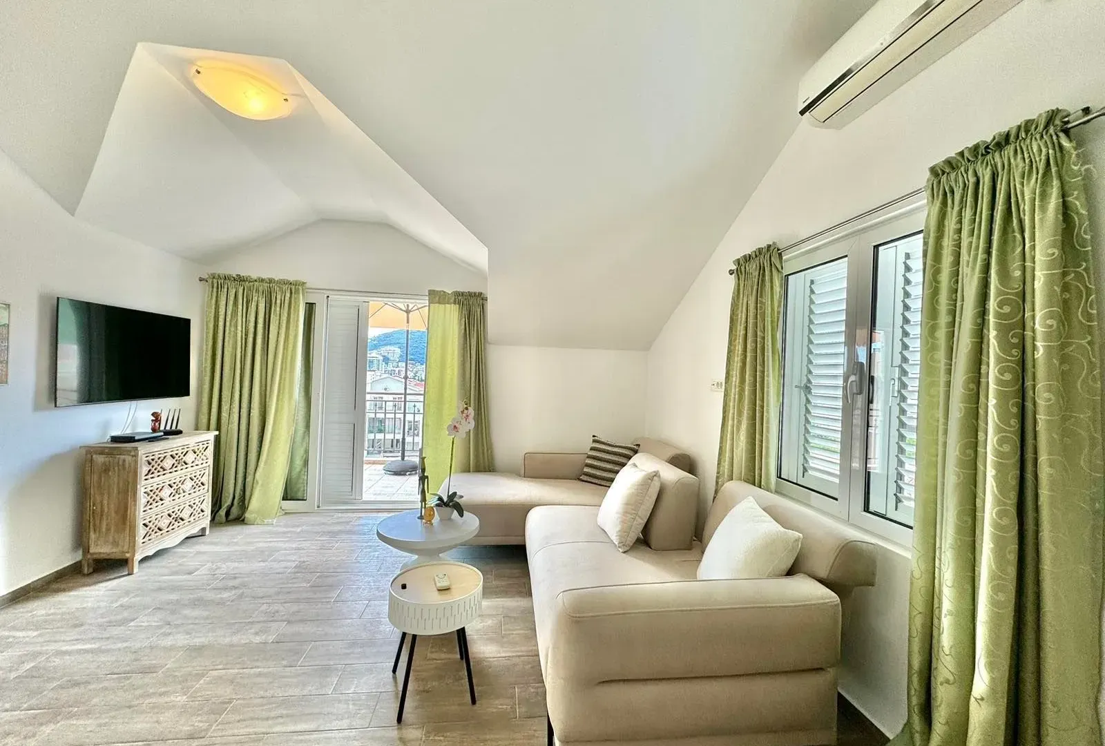 Izdavanje, dvosoban stan, 120m², Budva, Crna Gora