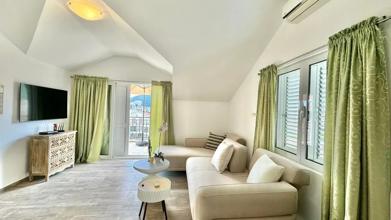 Izdavanje, dvosoban stan, 120m², Budva, Crna Gora