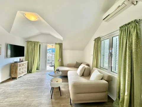 Izdavanje, dvosoban stan, 120m², Budva, Crna Gora