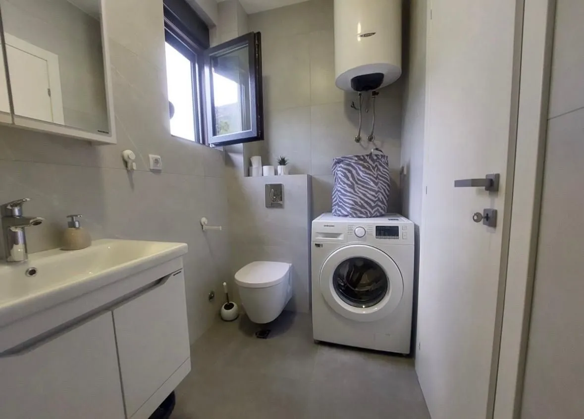 Izdavanje, dvosoban stan, 70m², Gradiošnica, Tivat