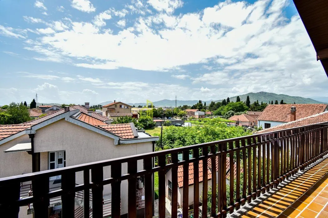 Sale, house, 370m², Tološi, Podgorica