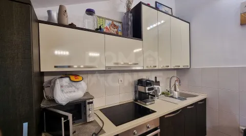 Manja kuhinja sa ugradnim elementima, radnom pločom i tehnikom. - image 8