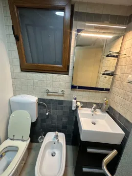 Kupatilo sa bideom, lavaboom i ogledalom. - image 11