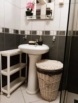 Kupatilo sa lavaboom i korpom za veš. - image 7