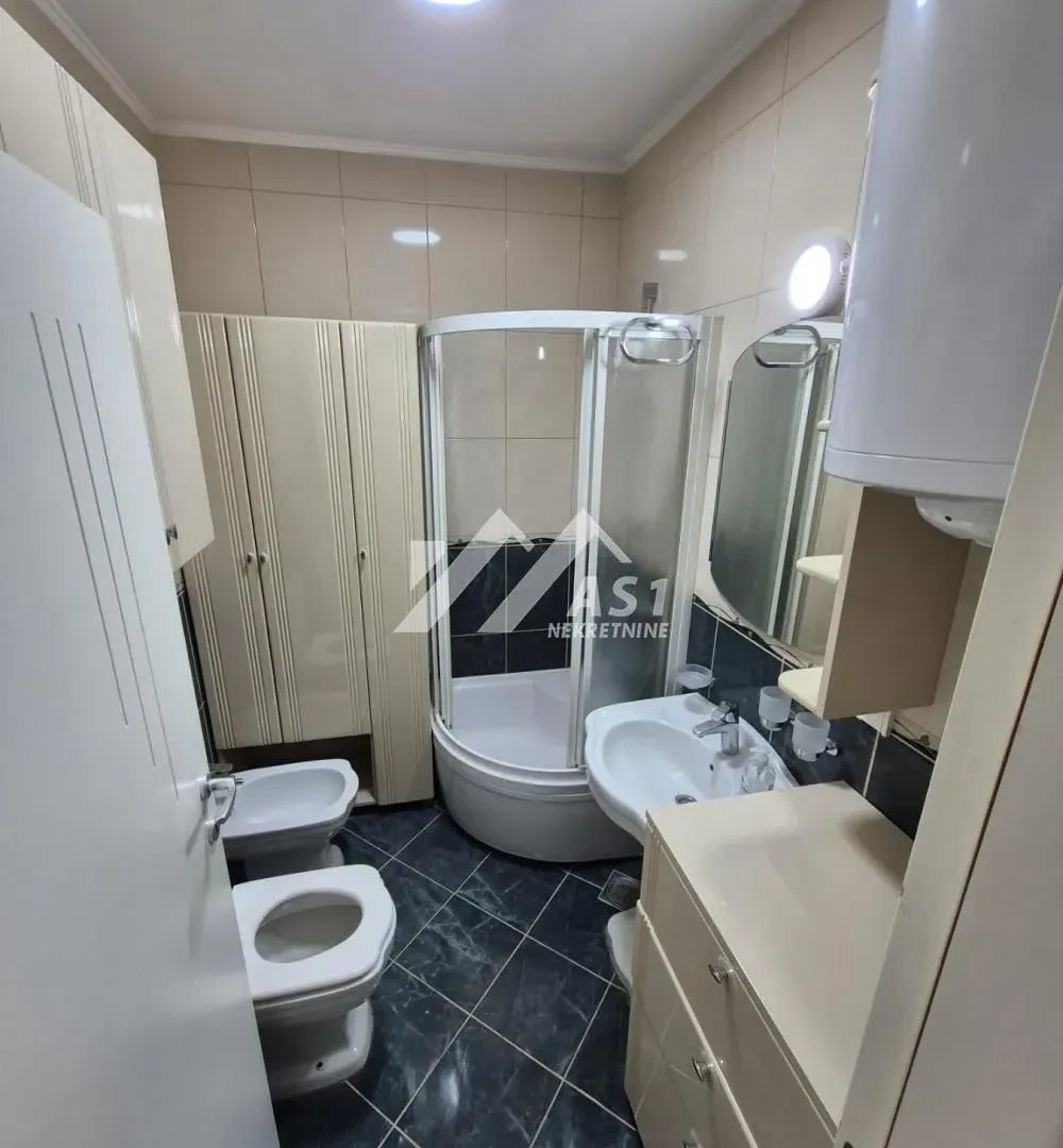 Izdavanje, četvorosoban stan, 90m², Rotkvarija, Novi Sad Sve Podlokacije