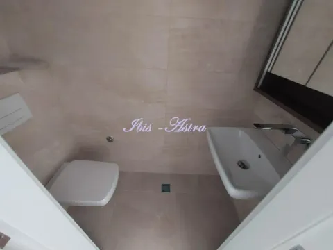 Manje kupatilo sa umivaonikom i ugradnom wc šoljom obloženo keramičkim pločicama. - image 8