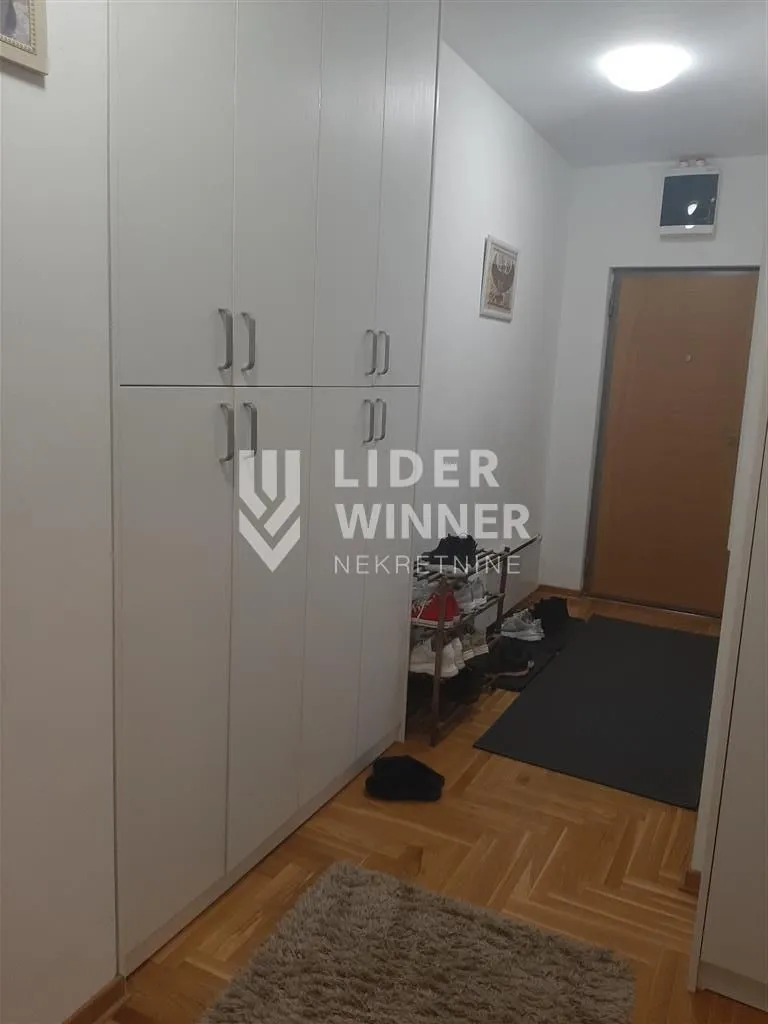 Prodaja, četvorosoban stan, 100m², Zemun Gornji Grad, Zemun Sve Podlokacije