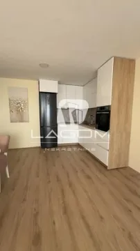 Moderna kuhinja sa belim elementima i ugrađenim aparatima. - image 6