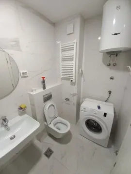 Svijetlo kupatilo sa veš mašinom, bojlerom i toaletom. - image 8