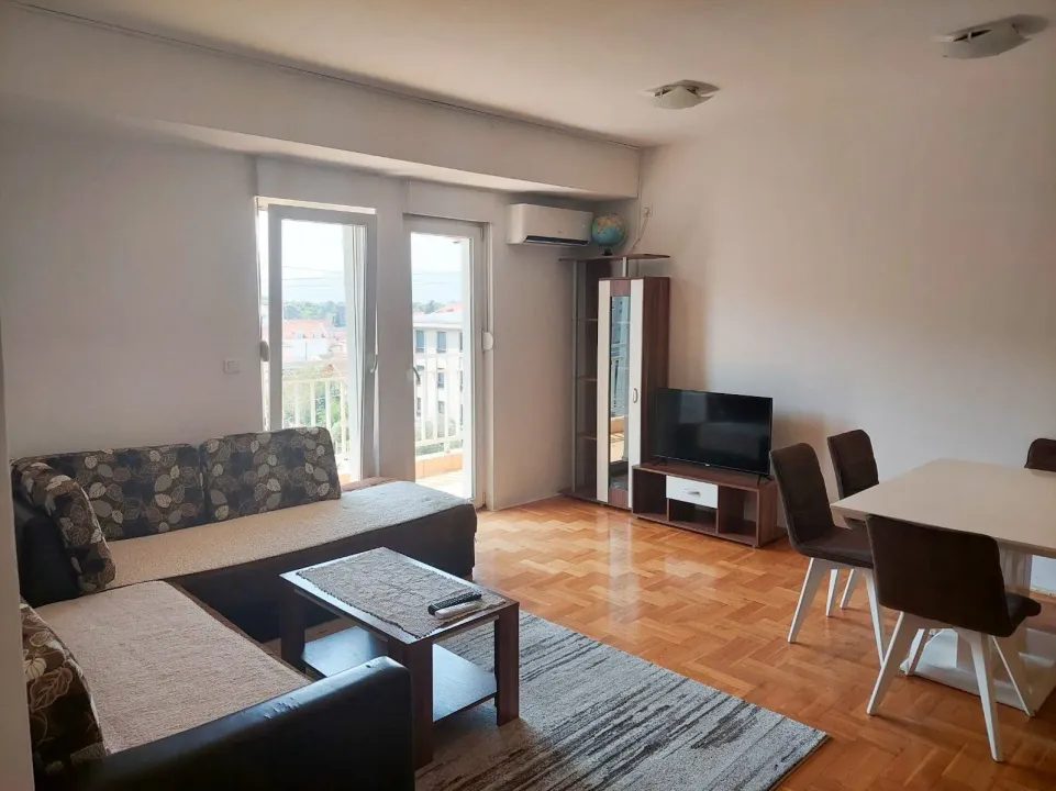Izdavanje, dvosoban stan, 62m², Blok 9, Podgorica
