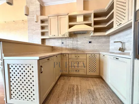 Uređena kuhinja sa drvenim elementima i ugradnim aparatom. - image 6