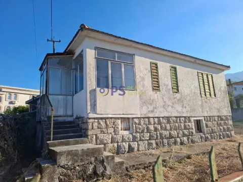 Eksterijer starije prizemne kuće sa kamenim temeljom. - image 8