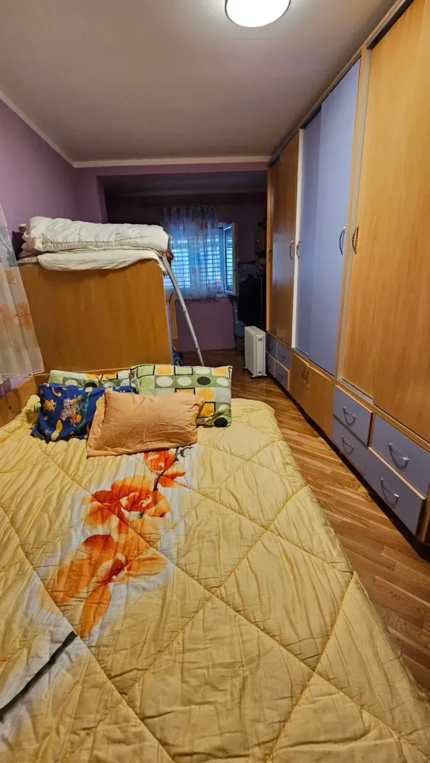 Spavaća soba sa krevetom i velikim ormarom.