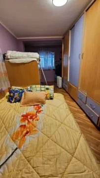 Spavaća soba sa krevetom i velikim ormarom. - image 9