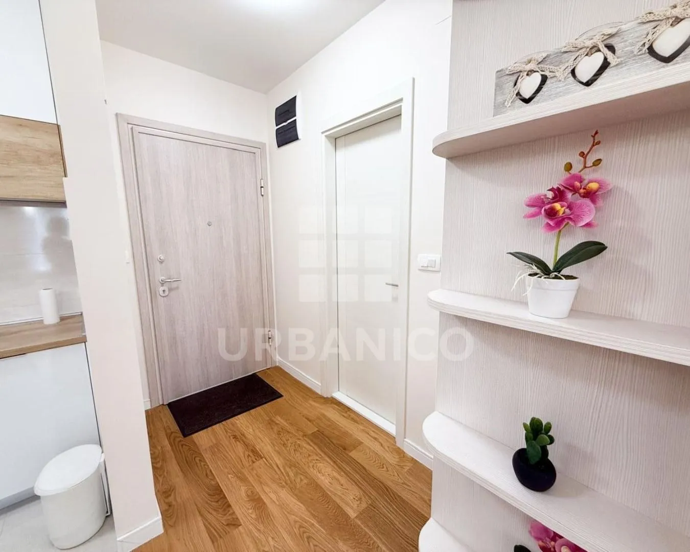 Izdavanje, jednosoban stan, 40m², Central Point, Podgorica