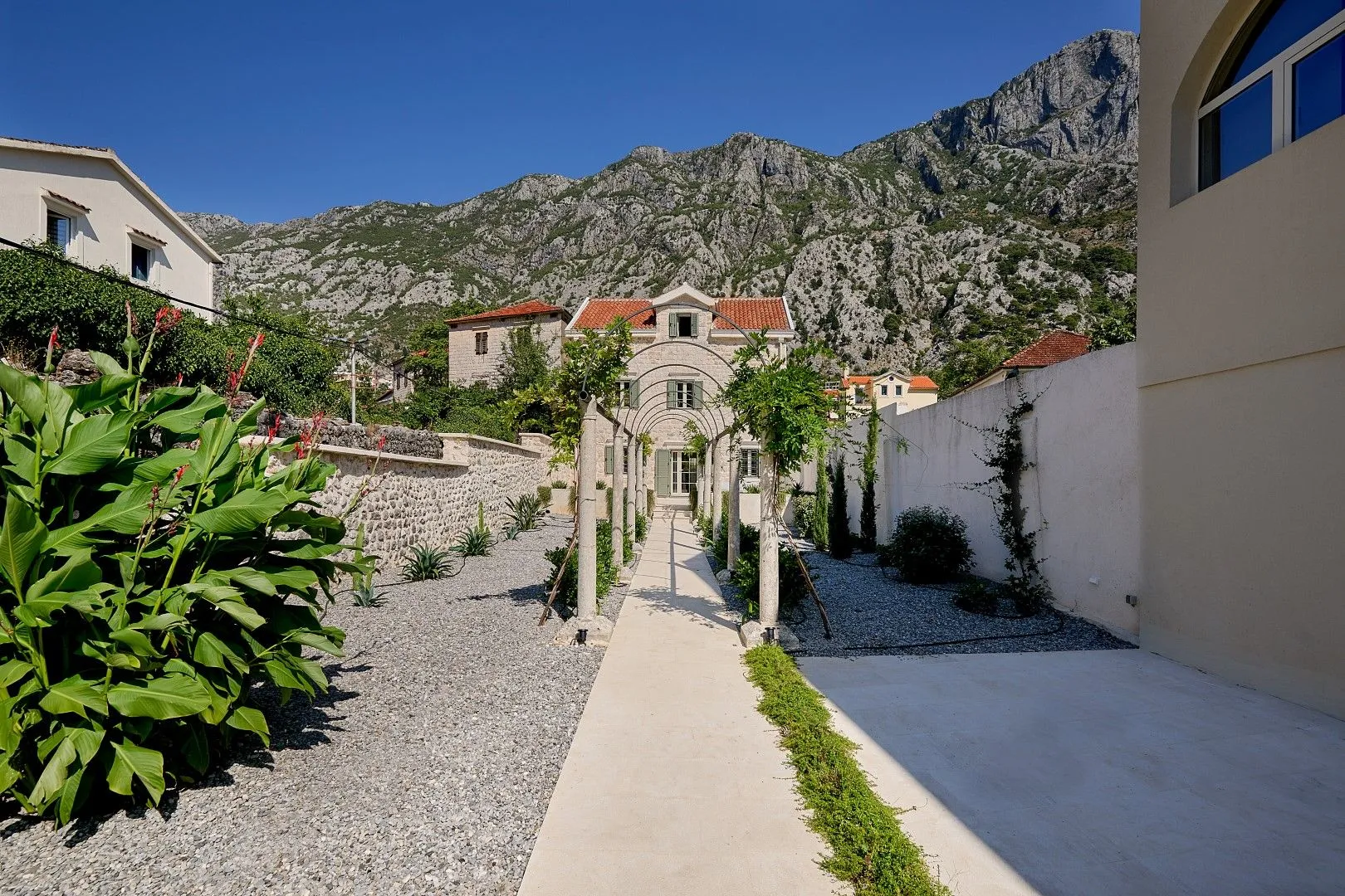 Rent, house, 200m², Dobrota, Kotor