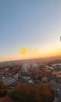 Pogled sa prozora na okolno naselje u sumrak. - image 18