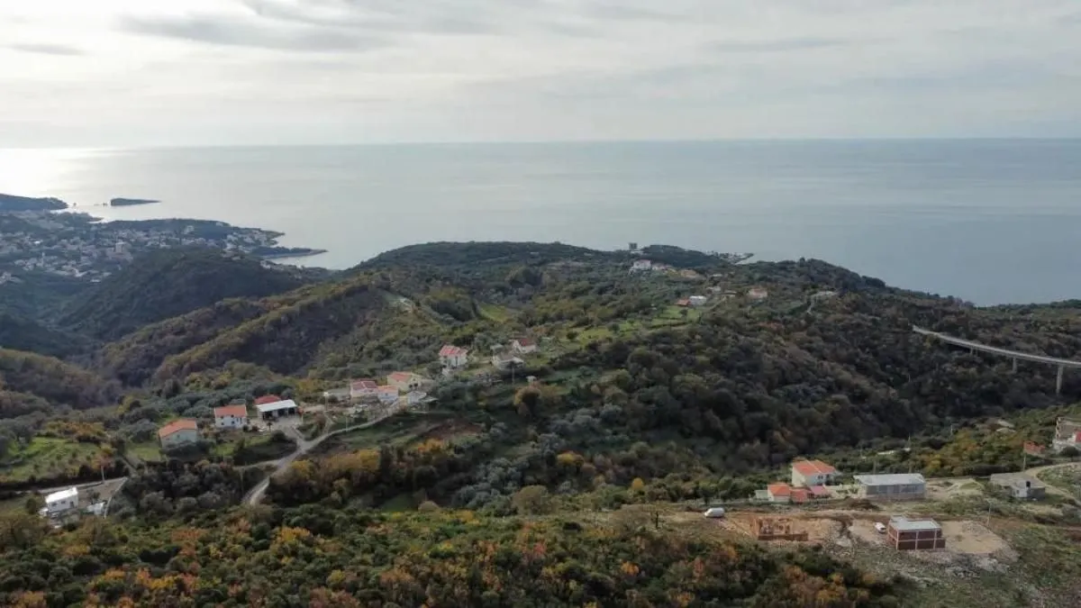 Pogled iz vazduha na okolni krajolik i obalu mora.