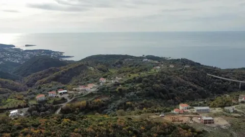Pogled iz vazduha na okolni krajolik i obalu mora. - image 4