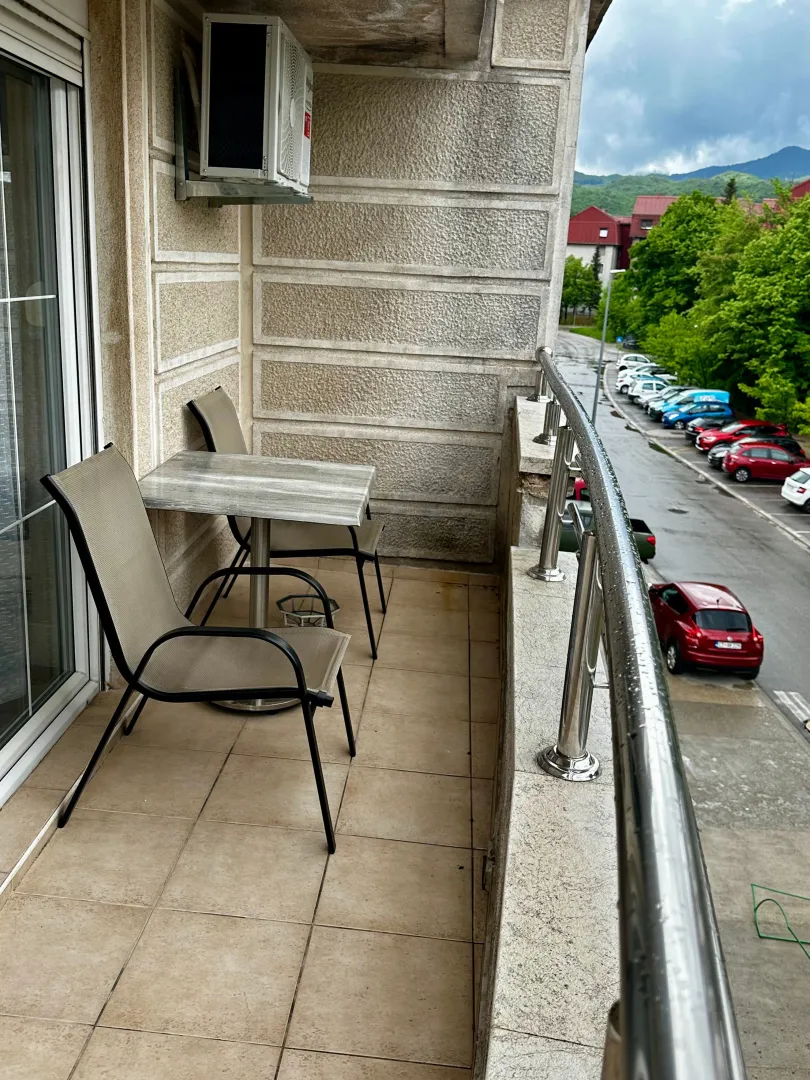 Izdavanje, dvosoban stan, 80m², Centar, Cetinje