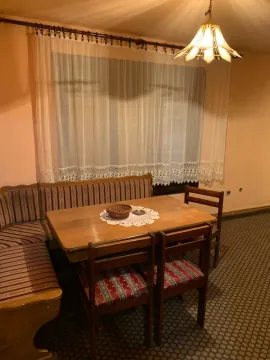 Trpezarija sa drvenim stolom, klupom i stolicama. - image 9