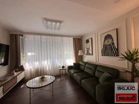 Udobna dnevna soba sa zelenom garniturom i velikim prozorom. - image 2