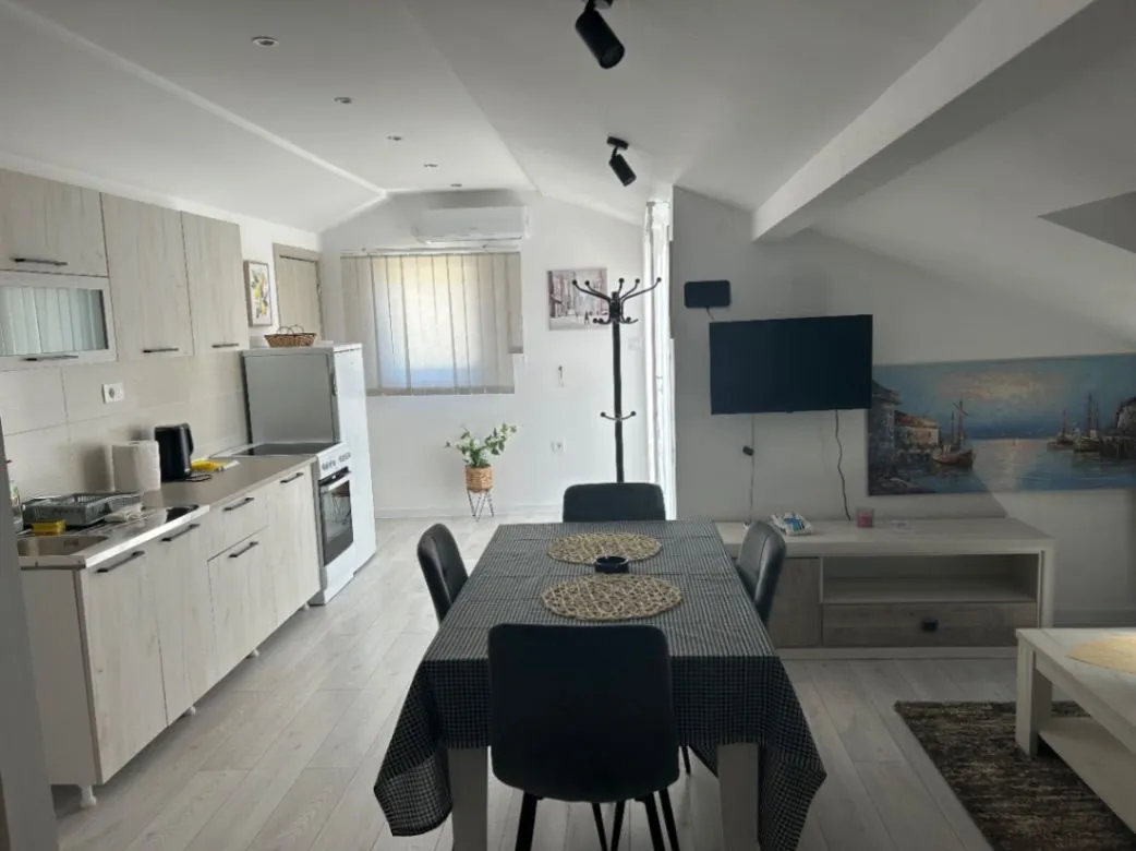 Izdavanje, dvosoban stan, 68m², Đenovići, Herceg Novi