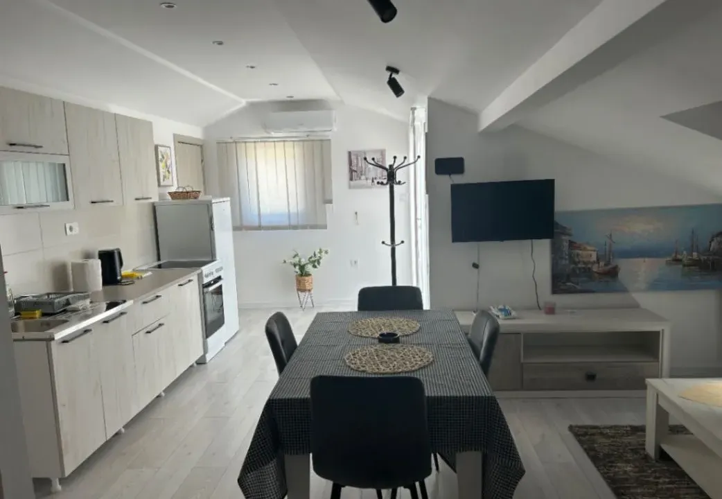 Izdavanje, dvosoban stan, 68m², Đenovići, Herceg Novi