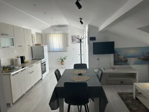 Izdavanje, dvosoban stan, 68m2, Đenovići, Herceg Novi