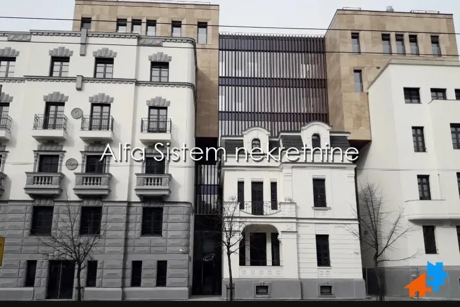 Pogled na spoljašnjost moderne i tradicionalne stambene zgrade sa detaljima fasade.