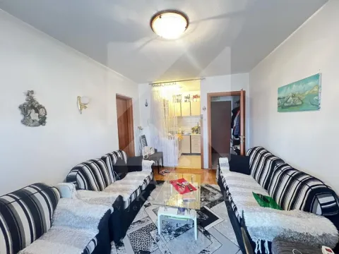 Dnevna soba sa garniturom i pogledom na kuhinju. - image 3