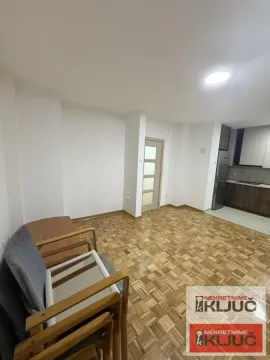 Dnevni boravak sa parketom i kuhinjom u pozadini. - image 4