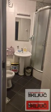 Manje kupatilo sa umivaonikom, WC šoljom i tuš kabinom. - image 5