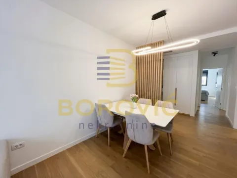 Trpezarija sa modernim stolom, stolicama i dekorativnom rasvetom. - image 11