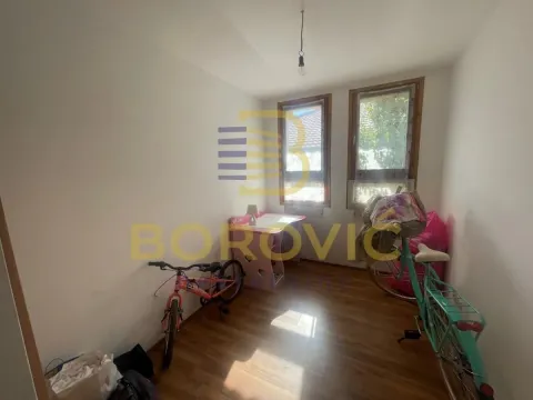 Manja soba sa dva prozora, laminatom na podu i biciklima. - image 7
