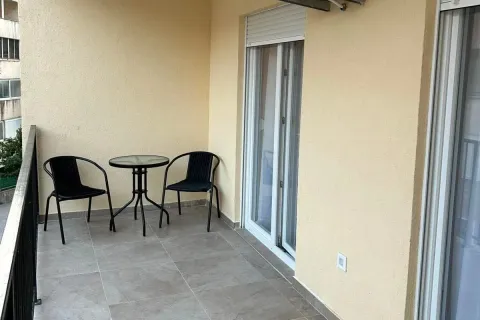 Namtještena terasa sa stolom i dve stolice. - image 11