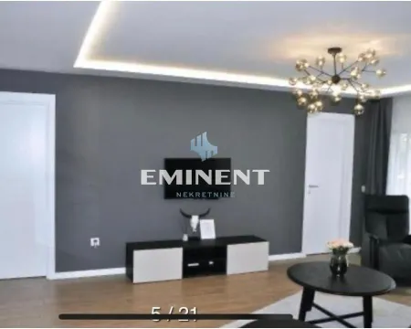 Moderan dnevni boravak sa sivim zidom, TV-om i modernim lusterom. - image 4