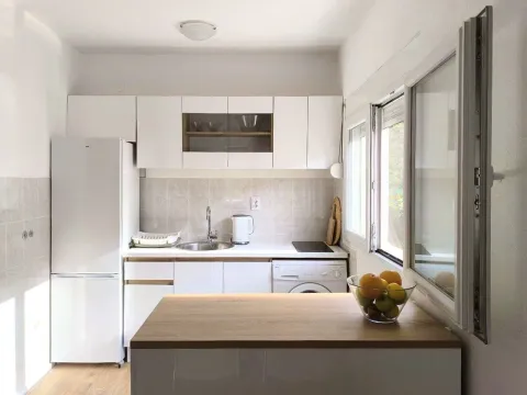 Izdavanje, dvosoban stan, 90m², Lazi, Budva - image 5