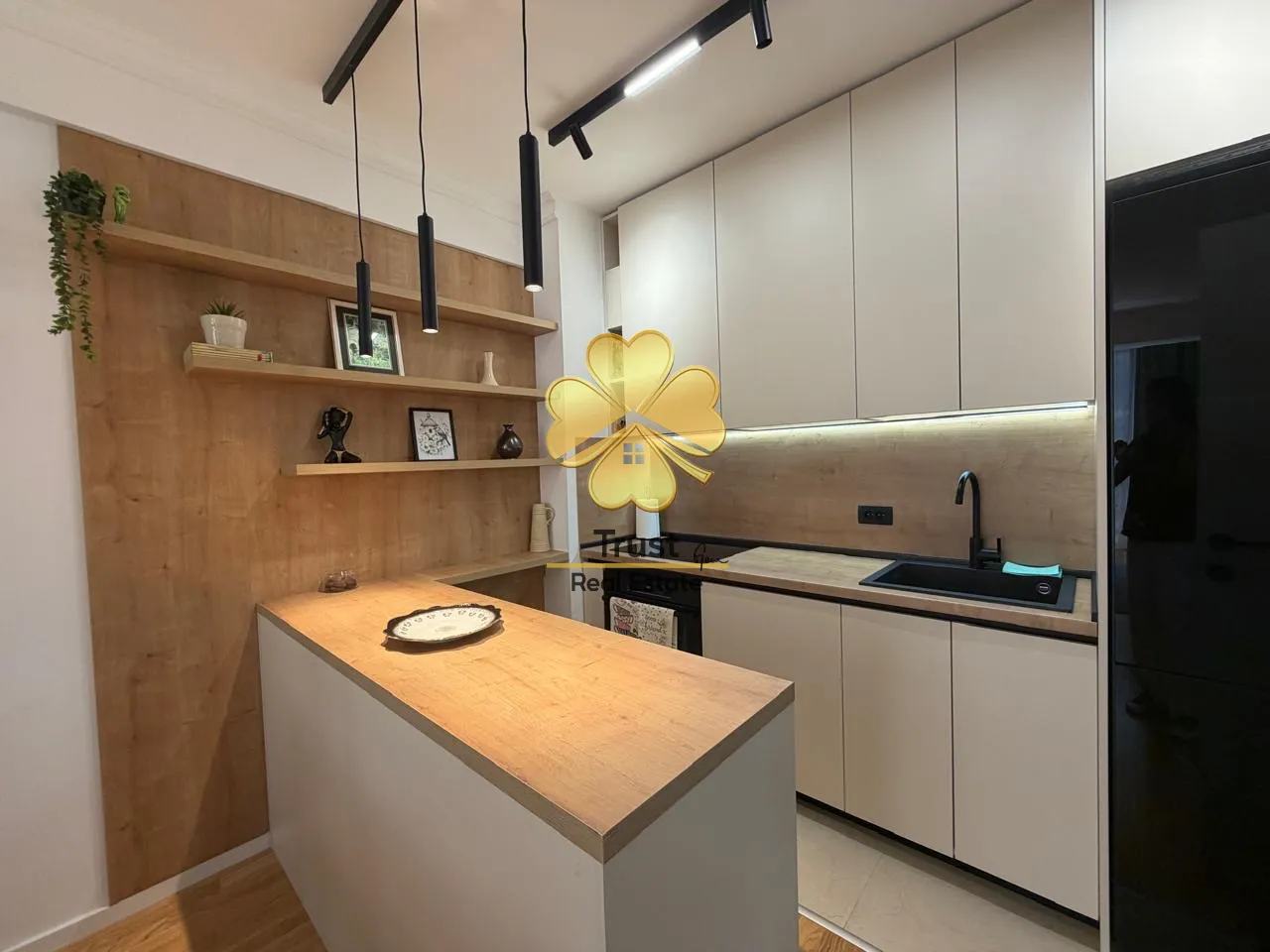 Izdavanje, dvosoban stan, 65m², Stari Aerodrom, Podgorica