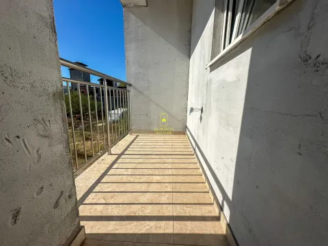 Manji popločani balkon sa metalnom ogradom i pogledom na okolinu. - image 5