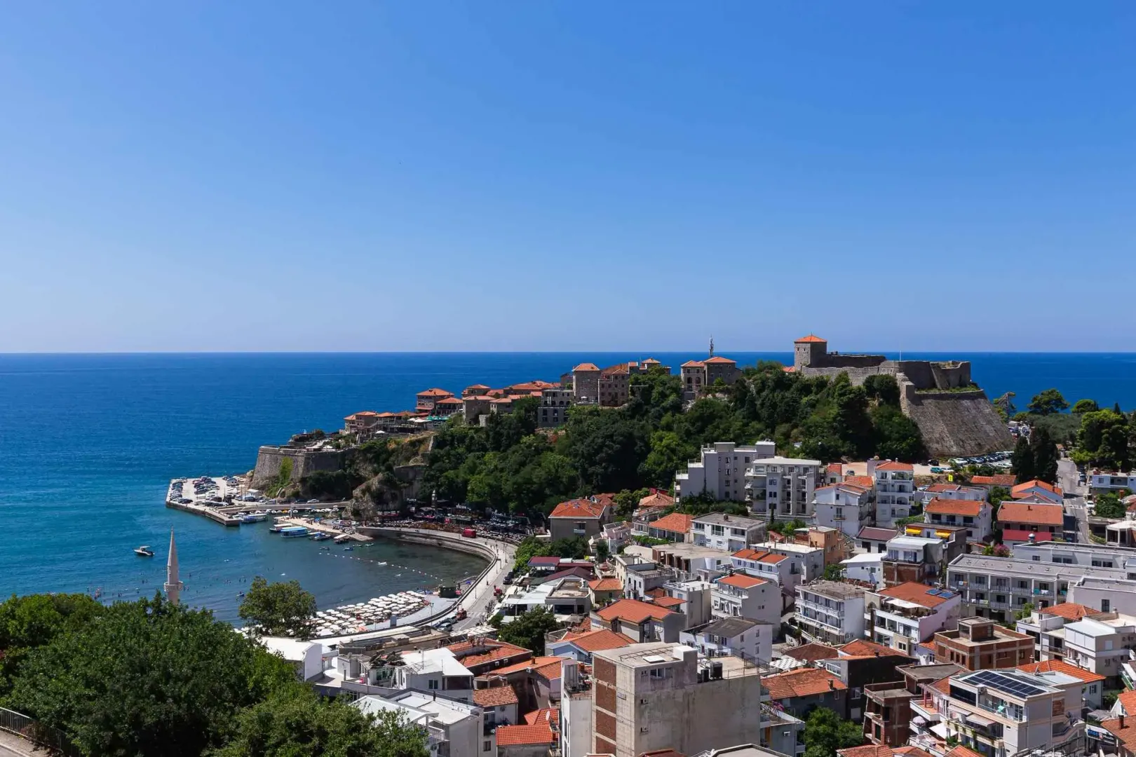 Pogled na stari grad i obalu sa terase.