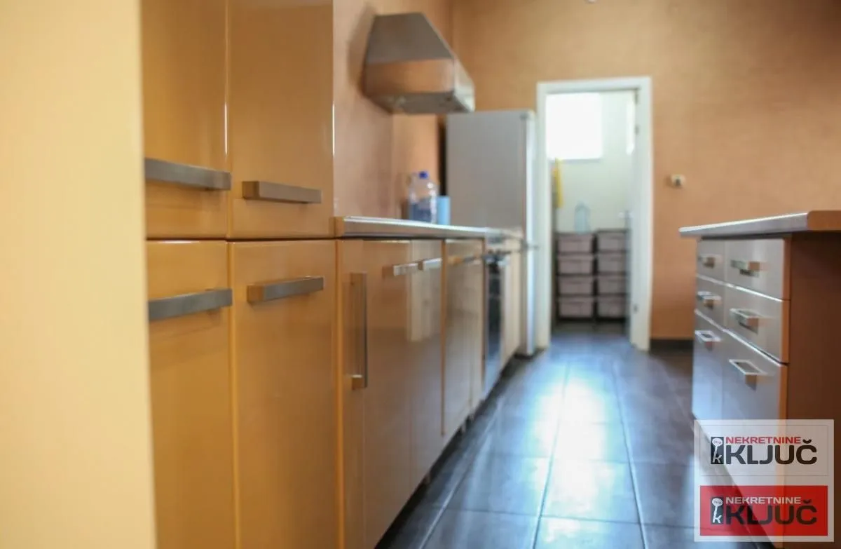 Rent, house, 1000m², Kać, Novi Sad Sve Podlokacije