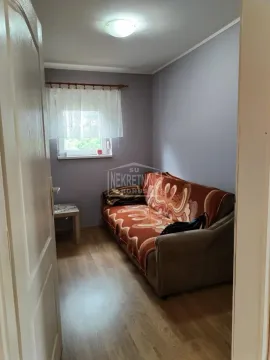 Manja dnevna soba sa kaučem i prozorom. - image 4